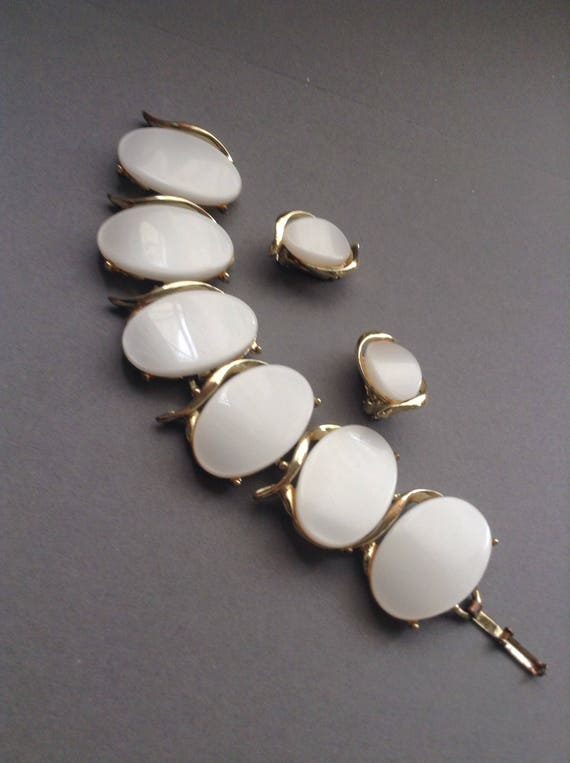 50's Vintage White Oval Moonglow Lucite Thermoset 