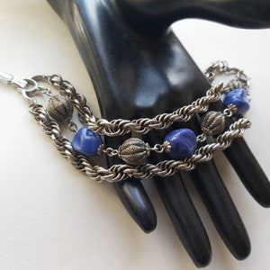 1950&#39;s Trifari Armband Triple Strand, Designer signiert, silberfarben, blaue Glasperlen, Mid Century, Crown Trifari, 50&#39;s jewelry, Griechenland
