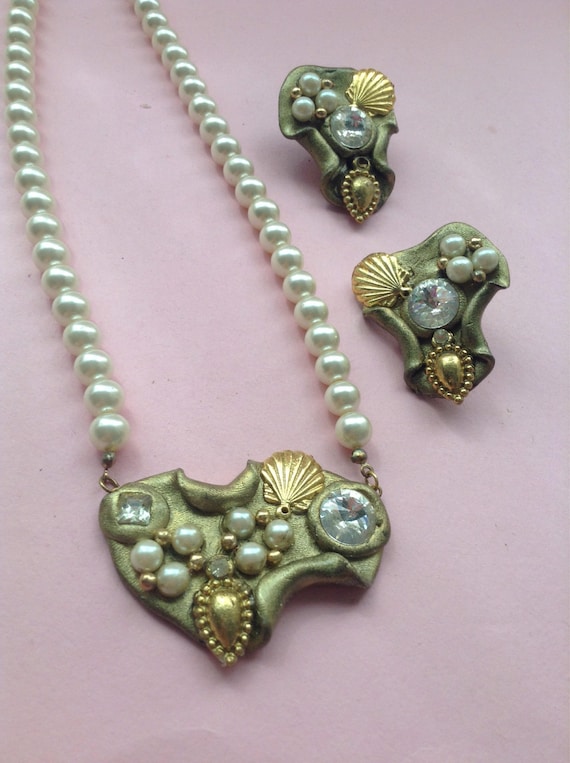 Vintage Shrill FASHION JEWELRY pendant on a gold chain More kitschy is hardly possible :- Marked GERMANY