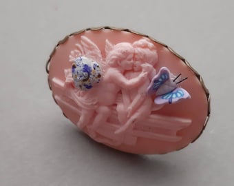 Anillo con camafeo de ángel querubín, cabujón de resina, flor, mariposa, base de anillo ajustable de latón antiguo, ángeles Sixtinos, hecho en Grecia.