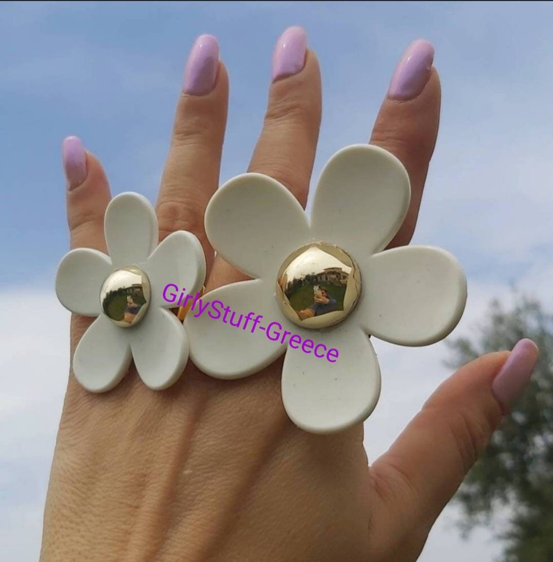 BULLY DAISY RING flower