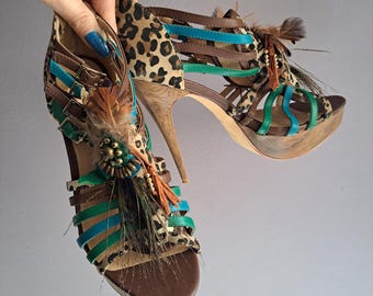 Fabulosa colección Runway Jungle de Exe Shoes, tacón alto multicolor con tiras y estampado de leopardo y plumas de pavo real, talla EU40 (EE. UU. 9). Diseñador griego original, Grecia.