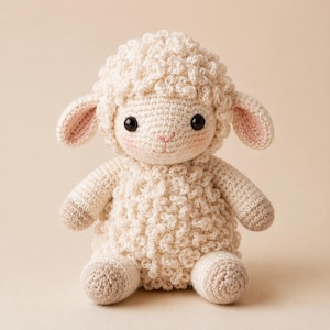Puede incluir: Un peluche de cordero de ganchillo hecho a mano, de color crema. El cordero tiene un cuerpo esponjoso y texturizado, una cara dulce con ojos negros y acentos rosas en las orejas y las mejillas. El juguete está sentado.