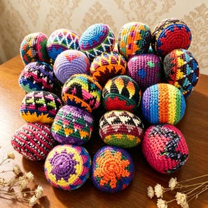 Pelota de malabares de ganchillo hecha a mano, pelota antiestrés, pelota de malabares, juguete sensorial para el aula, juguete para la inquietud, juguete para jugar al aire libre para niños, recuerdo de fiesta de campamento de verano.