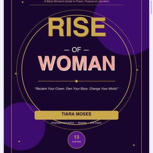 Pu&ograve; includere: Una copertina di libro con uno sfondo viola scuro e dettagli dorati. Il titolo "RISE OF WOMAN" &egrave; ben visibile in oro e rosa. &Egrave; presente anche il nome dell'autrice, Tiara Moses, insieme al testo "A Black Woman's Guide to Power, Purpose & Liberation."