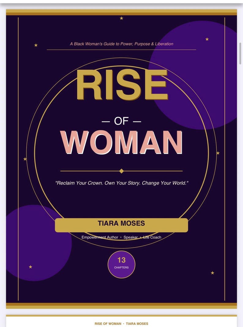 Pu&ograve; includere: Una copertina di libro con uno sfondo viola scuro e dettagli dorati. Il titolo "RISE OF WOMAN" &egrave; ben visibile in oro e rosa. &Egrave; presente anche il nome dell'autrice, Tiara Moses, insieme al testo "A Black Woman's Guide to Power, Purpose & Liberation."