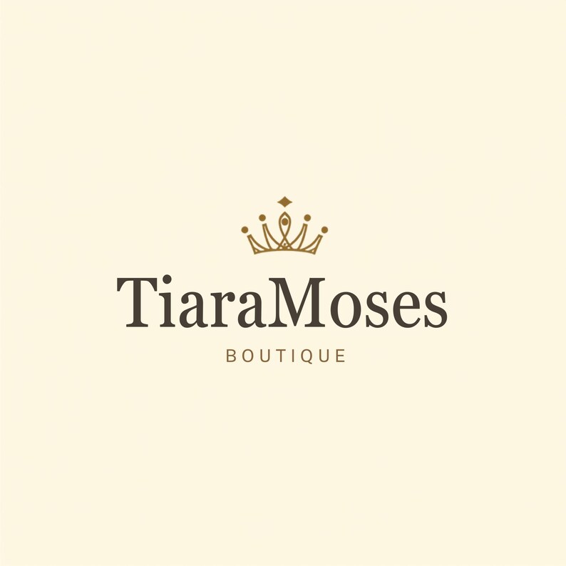 Pu&ograve; includere: Un logo per "Tiara Moses Boutique" presenta una corona dorata sopra il testo. Il testo &egrave; in un carattere serif marrone scuro, con "BOUTIQUE" in un carattere pi&ugrave; piccolo sotto. Lo sfondo &egrave; beige chiaro.