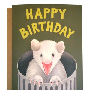 Carte de joyeux anniversaire Opossum - HBD - Surprise ! Mettons-nous au rebut ! Anniversaire drôle et mignon