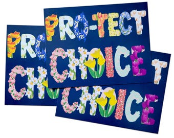 Op de afbeelding: Drie blauwe kaarten met de woorden "PRO-TECT CHOICE" gespeld met kleurrijke bloemen. De kaarten liggen op elkaar.