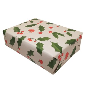 Envoltura de regalo Holly en rojo y verde sobre Kraft, hojas de 20x29", papel de regalo navideño con patrón Holly