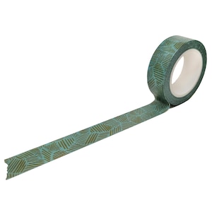 Op de afbeelding: Een rol plakband met een groenblauwe achtergrond en een herhalend patroon van gouden, dunne, parallelle lijnen gerangschikt in kleine, geometrische driehoekige en rechthoekige vormen, met een witte binnenkern zichtbaar aan de zijkant.