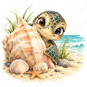Può includere: Una tartaruga marina in stile cartoon con grandi occhi marroni che sbuca da dietro una grande conchiglia beige su una spiaggia sabbiosa. La scena include una piccola stella marina arancione, due conchiglie più piccole, erba e onde blu.