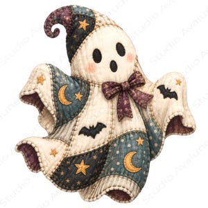 Könnte beinhalten: Ein gestepptes Stoff-Geisterornament mit Patchwork-Design in Creme, Dunkelblau und Violett. Der Geist trägt einen spitzen Hut und eine Schleife, verziert mit gestickten gelben Sternen, goldenen Mondsicheln und schwarzen Fledermaussilhouetten.