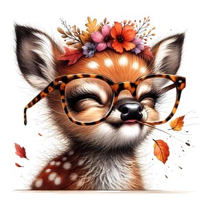 Könnte beinhalten: Ein braunes Rehkitz mit weißen Flecken trägt eine große Brille mit Schildpattmuster. Das Rehkitz hat lange Wimpern, eine schwarze Nase und einen Kranz aus bunten Herbstblumen und Blättern auf dem Kopf. Mehrere orangefarbene und rote Blätter schweben.