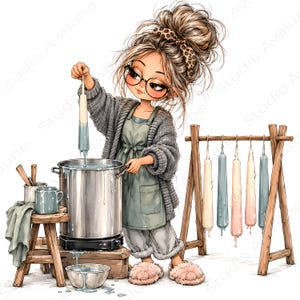 Könnte beinhalten: Eine Cartoon-Illustration einer Person mit Dutt, Leoparden-Stirnband, Brille, grauer Strickjacke und grüner Schürze. Sie taucht eine Kerze in einen großen Metalltopf auf einer Kochplatte, während fertige Kerzen an einem Holzgestell hängen.