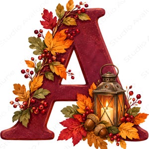Könnte beinhalten: Ein großer, dunkelroter Buchstabe A, verziert mit herbstlichem Laub, darunter orangefarbene und gelbe Ahornblätter, kleine rote Beeren und zwei braune Eicheln. Eine Metalllaterne mit einer brennenden Kerze steht am Fuß des Buchstabens.