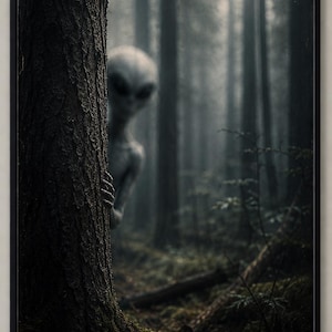 Peut inclure: Une impression d'art mural encadrée représentant une créature extraterrestre grise aux grands yeux sombres qui regarde derrière un tronc d'arbre texturé dans une forêt sombre et brumeuse. La scène présente des ombres profondes et de la mousse.