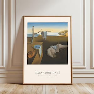 Può includere: Stampa incorniciata de "La persistenza della memoria" (1931) di Salvador Dalí. L'opera surrealista presenta orologi che si sciolgono, un albero spoglio e un paesaggio con un mare calmo sotto un cielo blu. La stampa è in una cornice di legno.