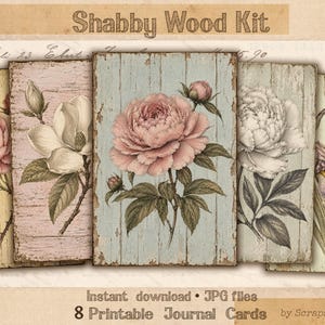 Könnte beinhalten: Acht druckbare Journalkarten mit floralen Illustrationen auf verwitterten Holz-Hintergründen. Die Karten zeigen verschiedene Blumen in Rosa-, Weiß- und Lilatönen, mit dem Text "Shabby Wood Kit" oben. Sofortiger Download als JPG-Dateien.