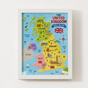 Peut inclure: Une carte illustrée encadrée du Royaume-Uni et de la Grande-Bretagne présentant des régions colorées, des monuments et le drapeau de l'Union Jack. La carte inclut des étiquettes pour l'Écosse, l'Angleterre, le Pays de Galles, l'Irlande du Nord et l'Irlande, sur un fond bleu avec des icônes d'animaux, de navires et de bâtiments.