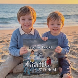 Op de afbeelding: Twee jonge kinderen lachen en houden een boek vast met de titel "Logan, Lucas and the Giant Storm" op een strand. De boekomslag bevat illustraties van kinderen en een storm. De kinderen dragen blauwe truien.