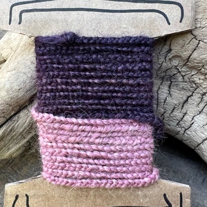 Zwei Natürlich gefärbte lila und rosa, geflochtenes Wollgarn, geflochtenes Seidengarn, Cochenille und Blauholzwolle, 2m