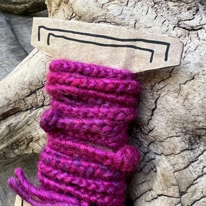 Due filati di lana intrecciati, rosa viola brillante tinti naturalmente, lana di sappenwood intrecciata, 5 piedi
