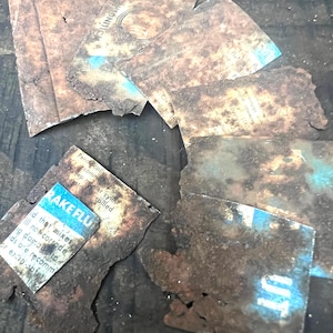 Siete piezas de metal oxidado, metal oxidado cortado, materiales de arte de metal, metal con agujeros, m7b4