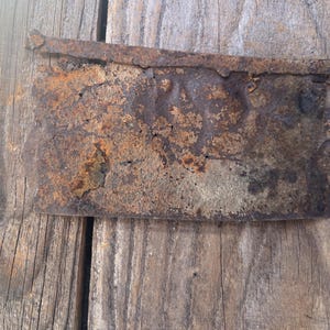 Ein verrostetes Metallstück, 6,5 "x 3,6", verrostetes Metall, Metallkunstmaterialien