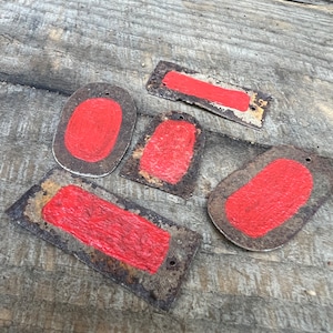 Lackierte Metallteile, brombeerrote Metallteile, brombeerrote Metallteile, Metallteile, recyceltes Kunstmaterial, rostiges Metall