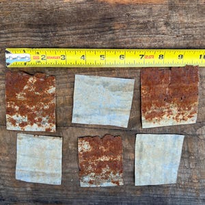 Sechs rostige Metallstücke, geschnittenes gerostetes Metall, Metallmaterialien, recyceltes Metall, Kunstzubehör