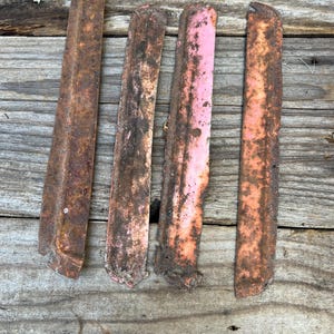 Vier lange dünne rostige Metallstücke, verrostetes Metall, Metallmaterialien, recycelte Metallwaren, gemaltes Vintage Metall