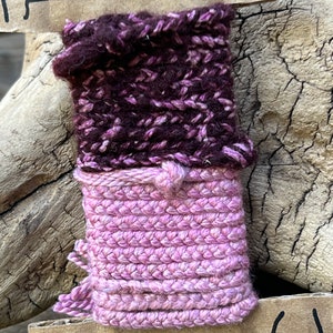 Zwei pflanzengefärbte rosa, geflochtene Wollgarne, geflochtene Seidengarne, Cochenille- und Sappenholzwolle, 15 Meter