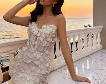 Vestido de novia de sirena: vestido de novia de tul con pedrería y hombros descubiertos para novias elegantes.