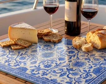 Tabla de cortar de vidrio con azulejos azules mediterráneos, decoración de cocina costera, tabla de azulejos azules y blancos, estilo europeo, regalo de inauguración de casa, bandeja de azulejos italiana