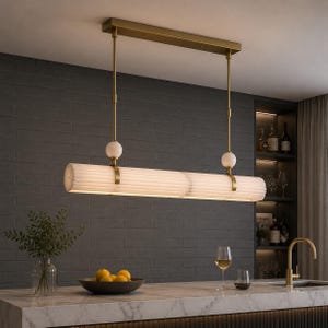 Liniowa lampa wisząca z alabastru, mosiężny żyrandol nad wyspę kuchenną, oprawa z kamienia naturalnego