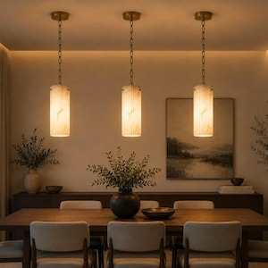 Handgjord pendellampa i alabaster | Modern köksö i massiv mässing