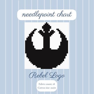 Op de afbeelding: Een naaldpuntpatroon met een zwart gepixeld rebellenlogo op een wit vierkant. De tekst luidt needlepoint chart, Rebel Logo, Fabric count: 18 en Canvas size: 5,08x5,08cm. Het ontwerp staat op een lichtblauwe achtergrond met strepen.