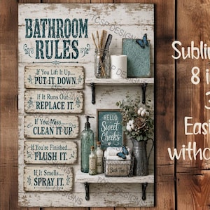 Può includere: Una targa da parete rettangolare con il testo Bathroom Rules e cinque frasi di istruzioni. Il design include una mensola con un barattolo di vetro, un rotolo di carta, un cartello con la scritta Hello Sweet Cheeks, un cestino e un vaso di fiori.