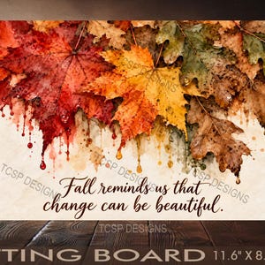Puede incluir: Una tabla de cortar rectangular con un estampado de acuarela de hojas de otoño en tonos rojos, naranjas y marrones. El texto dice: "Fall reminds us that change can be beautiful." La tabla mide 29,5 cm por 20,8 cm a 300 DPI.