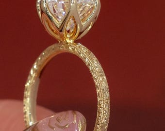 Pierścionek typu solitaire z grawerowanym antycznym 14-karatowym żółtym złotem, 2-karatowy okrągły diament laboratoryjny
