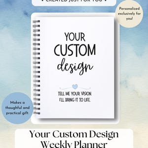 Może przedstawiać: Biały planer tygodniowy z białą spiralą i czarnym tekstem o treści YOUR CUSTOM design oraz TELL ME YOUR VISION. I'LL BRING IT TO LIFE. Mała jasnoniebieska ikona serca jest wyśrodkowana między blokami tekstu na przedniej okładce planera.