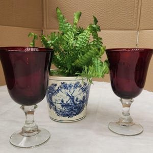 Maceta vintage Delft azul con forma de molino de viento y 2 vasos de agua Durand de color rojo rubí francés.