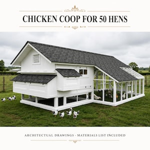 Op de afbeelding: Een wit houten kippenhok voor 50 kippen met een donkergrijs pannendak, voorzien van een afgesloten nestgedeelte en een aangebouwde ren van gaas. De tekst CHICKEN COOP FOR 50 HENS en ARCHITECTURAL DRAWINGS - MATERIALS LIST INCLUDED is zichtbaar.