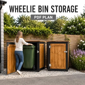 Puede incluir: Un plan PDF digital para un almacenamiento de cubos de basura con ruedas. El diseño presenta dos estructuras de madera con marcos negros y paneles de madera natural, cada una con una puerta abatible y una parte superior plana.