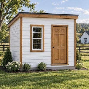 Könnte beinhalten: Ein kleiner Gartenschuppen mit weißer horizontaler Fassadenverkleidung und Naturholzverzierungen. Das Gebäude verfügt über ein Fenster mit sechs Scheiben und eine Holztür mit sechs Füllungen und einem schwarzen Knauf. Das Dach ist flach.