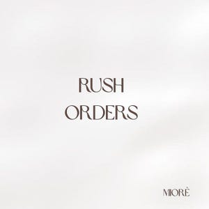 Può includere: Uno sfondo bianco con il testo RUSH ORDERS in marrone scuro centrato al centro dell'immagine. Nell'angolo in basso a destra, il nome del marchio MIORÈ è stampato in un carattere marrone scuro più piccolo, mantenendo un layout pulito.