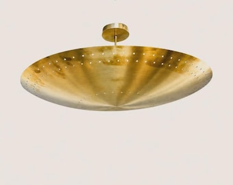 Lustre Sputnik estilo moderno de meados do século XX: latão bruto perfurado com 6 lâmpadas.