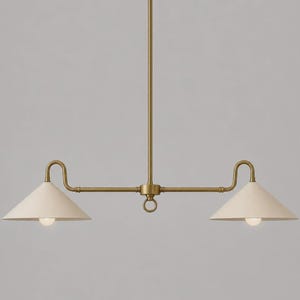 Pode incluir: Uma luminária pendente de duas luzes com uma haste central de latão e uma barra horizontal com dois braços curvos. Cada braço suporta uma cúpula cónica de cor creme com uma lâmpada virada para baixo.