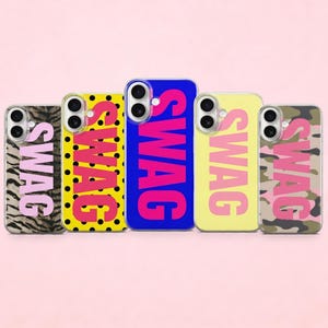 Peut inclure: Cinq coques de téléphone avec le mot "SWAG" en rose vif. Les motifs des coques varient : imprimé zébré, pois jaunes, bleu uni, jaune uni et camouflage. Accessoire de téléphone.